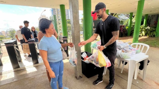 Doações de alimentos.