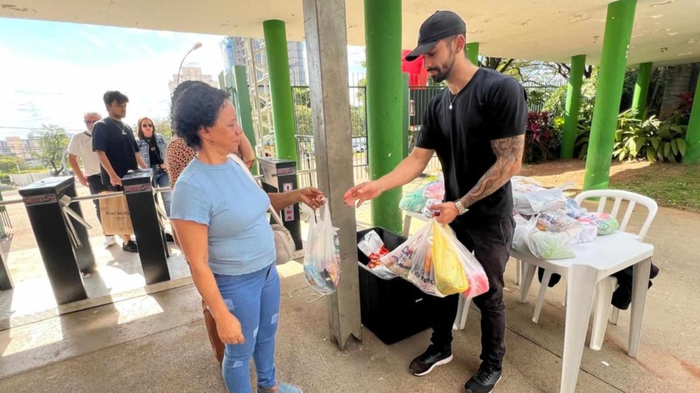 Doações de alimentos. Doações de alimentos.