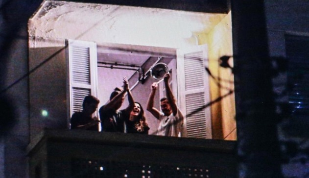 Pessoas batendo panela