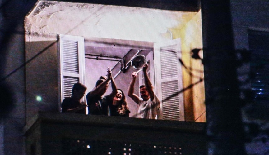 Pessoas batendo panela