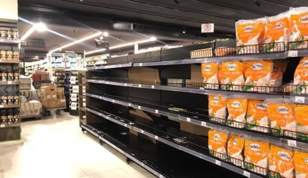 Foto de prateleira vazia de supermercado