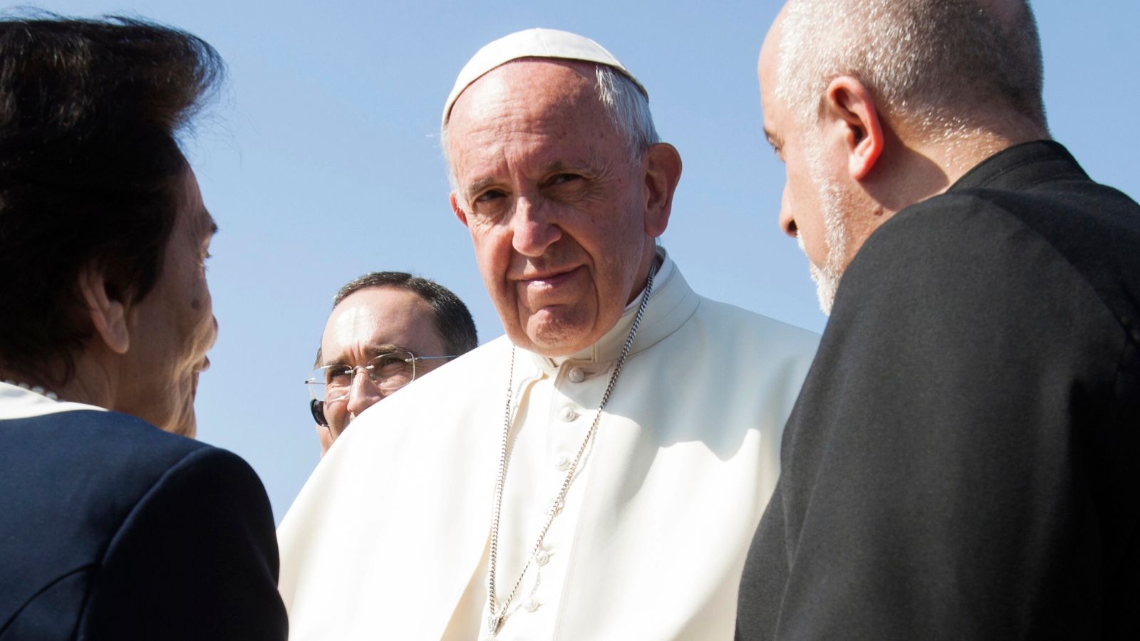 Papa Francisco conversando com pessoas.