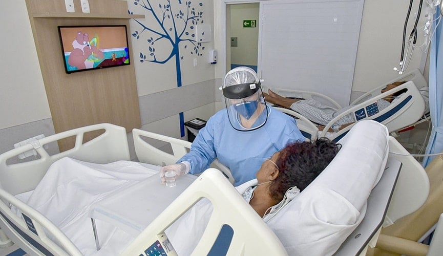 Foto de enfermeira em leito hospitalar