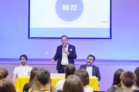 José Antonio Parimoschi apresenta suas propostas para Jundiaí durante debate no Colégio Domus Sapiens, acompanhado de outros candidatos.