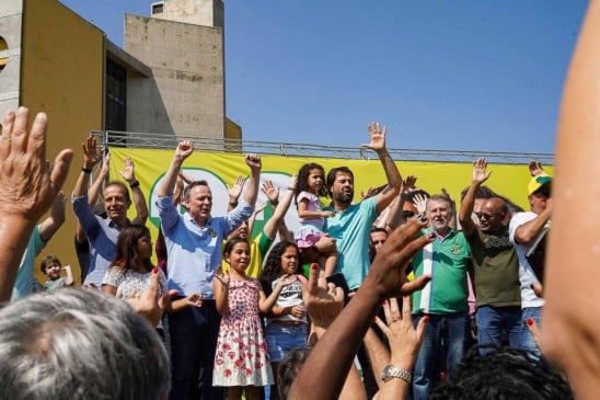 Parimoschi inicia campanha à Prefeitura de Jundiaí com adesivaço, cercado por apoiadores, incluindo crianças e figuras políticas.