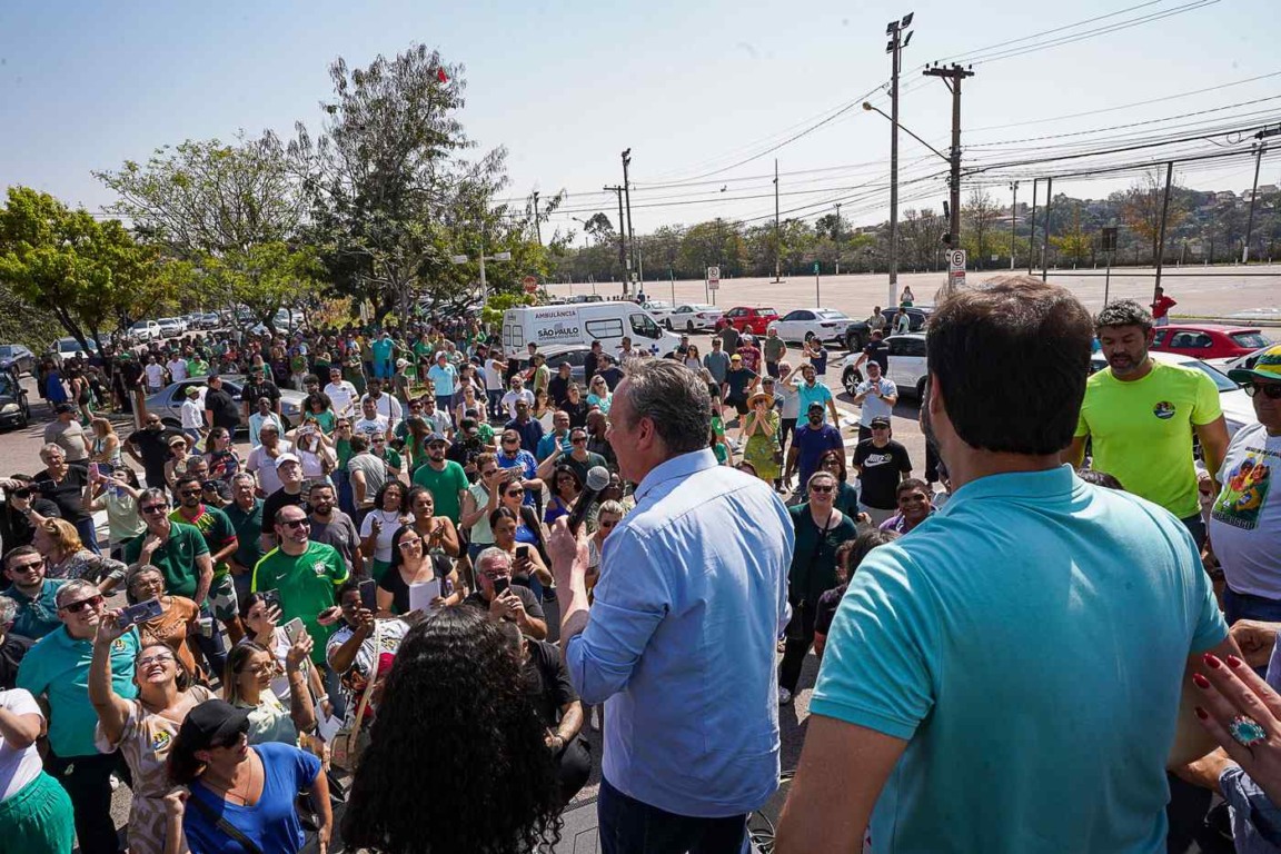 Parimoschi discursa para grande público durante evento de campanha à Prefeitura de Jundiaí, com forte apoio popular presente.
