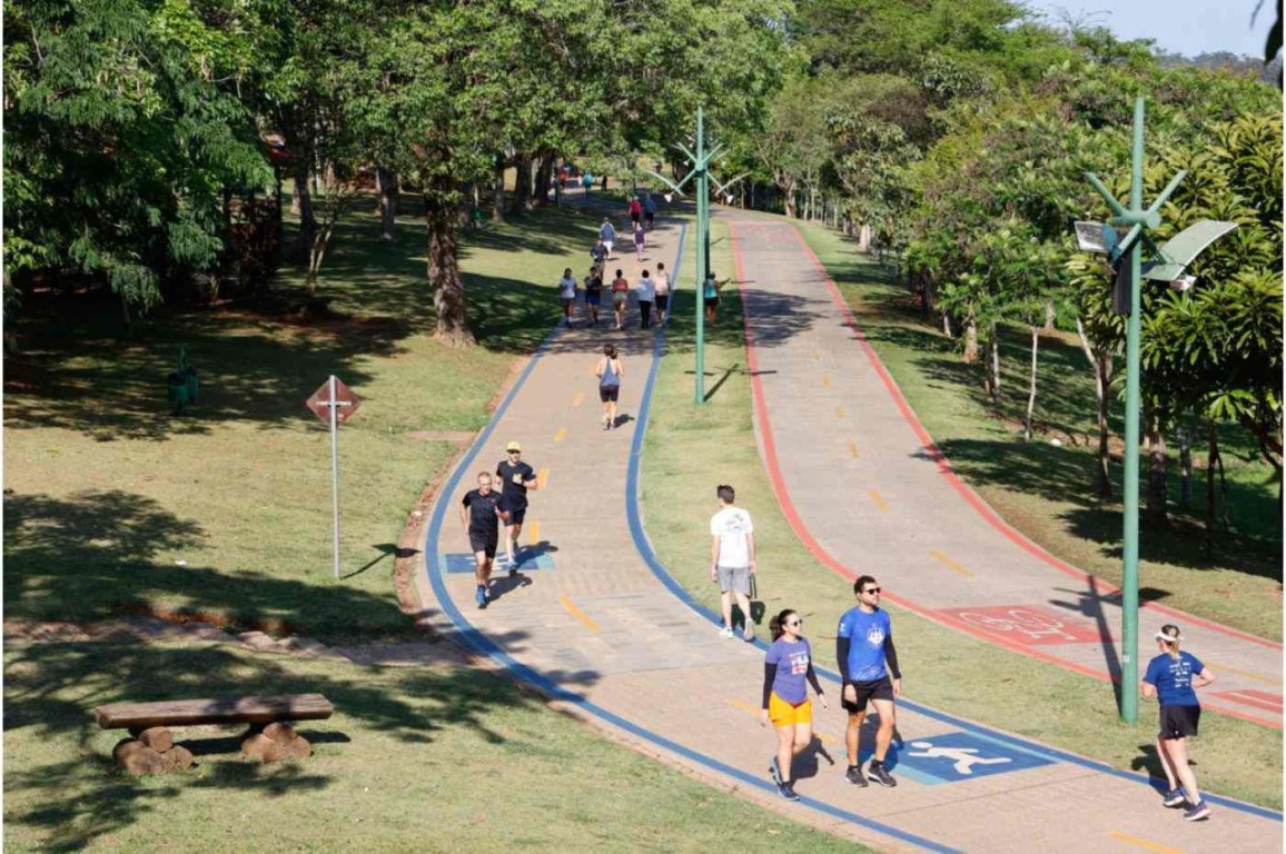 Pista de caminhada e corrida no Parque da Cidade em Jundiaí, cercada por árvores e com visitantes aproveitando o dia ao ar livre.