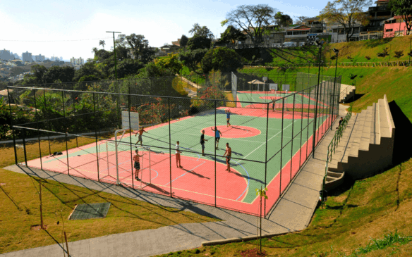 Quadra poliesportiva em parque