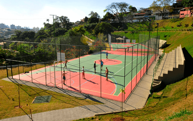 Quadra poliesportiva em parque