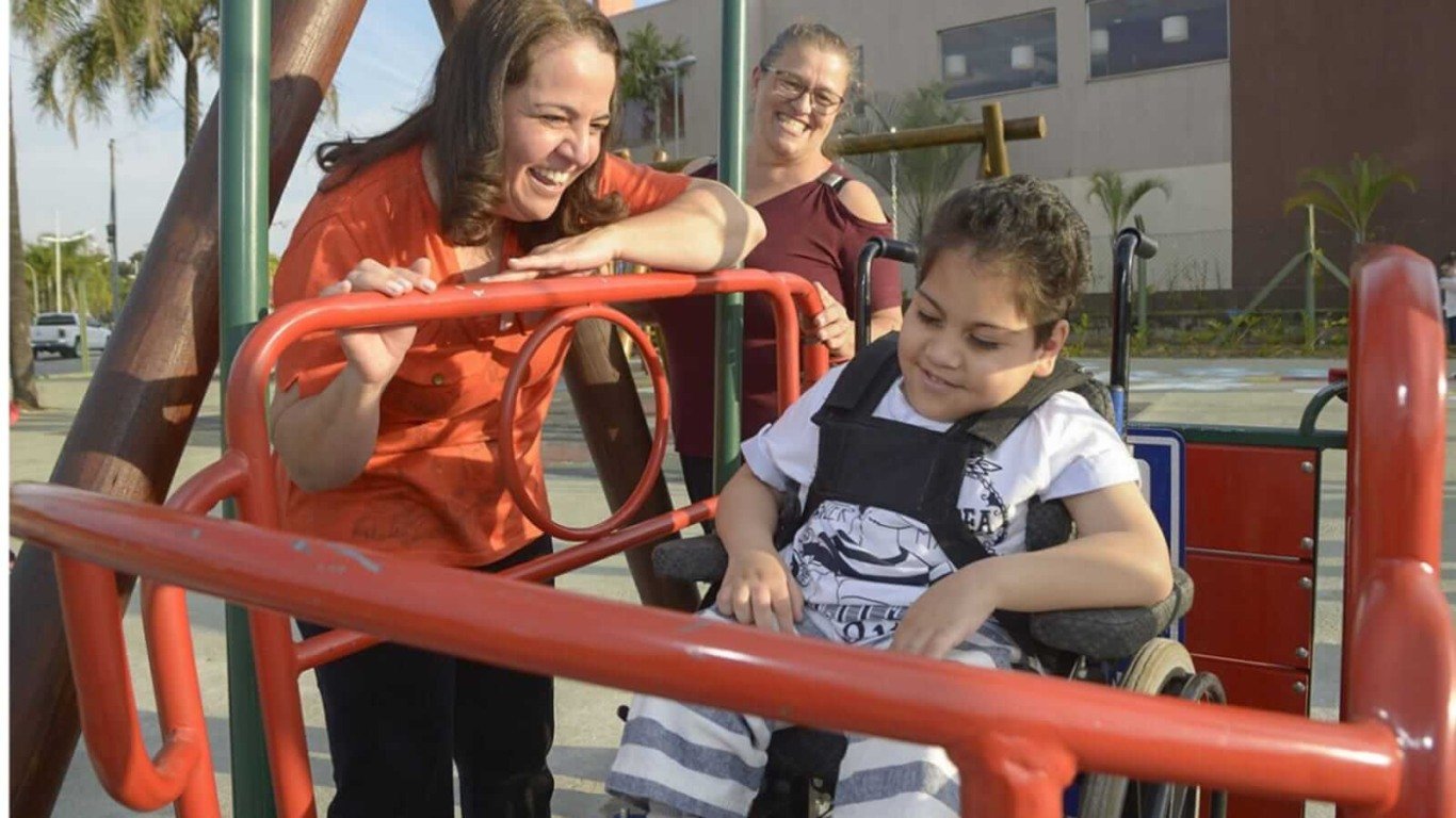 Criança em brinquedo para cadeira de rodas