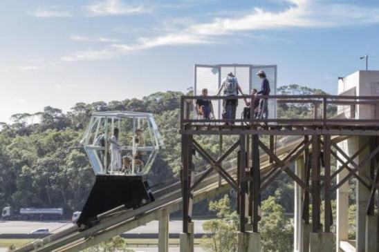 pessoas andando nas trilhas suspensas do parque ecológico