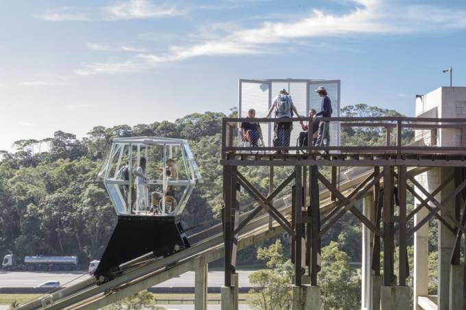 pessoas andando nas trilhas suspensas do parque ecológico pessoas andando nas trilhas suspensas do parque ecológico