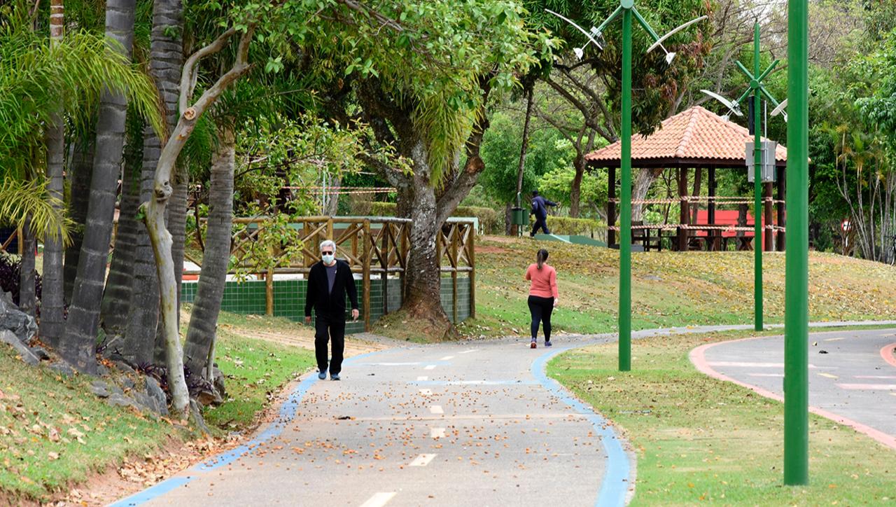 Foto de pessoas caminhando no Parque da Cidade, em Jundiaí