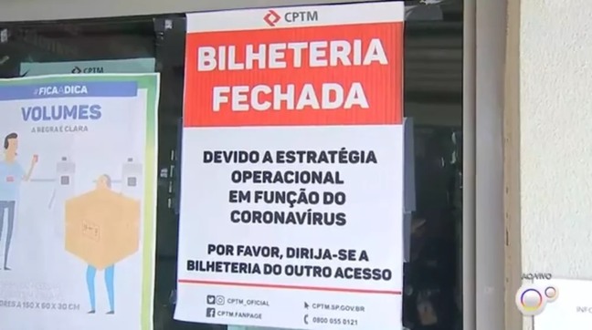 Informativo de bilheteria interditada na estação de trem de Botujuru, em Campo Limpo Paulista.