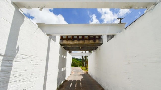 Passagem que dá acesso ao bairro Corrupira, em Jundiaí, ganha nova iluminação e pintura