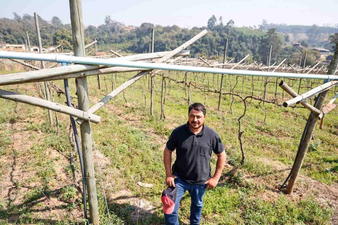 Produtor rural em Jundiaí utilizando os recursos da Patrulha Agrícola para melhorar a produção agrícola em sua propriedade.