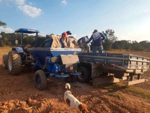 Trator da Patrulha Agrícola em operação em Jundiaí, auxiliando agricultores no manejo e transporte de materiais na fazenda.
