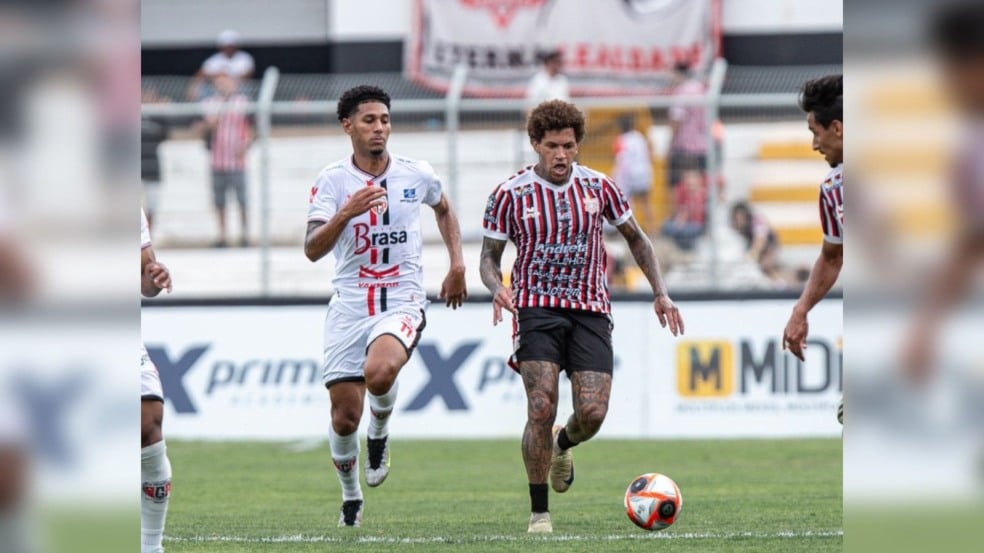 Jogador do Paulista de Jundiaí em duelo contra o Primavera de Campinas.