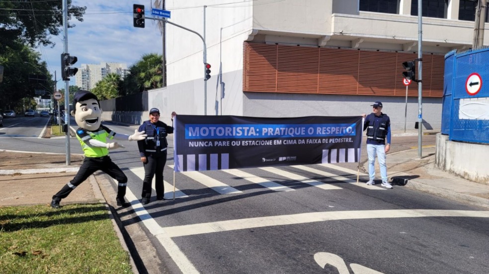 Faixa de conscientização no trânsito.