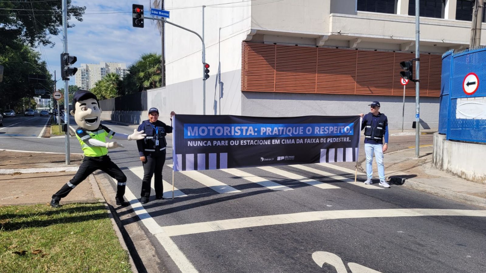 Faixa de conscientização no trânsito.