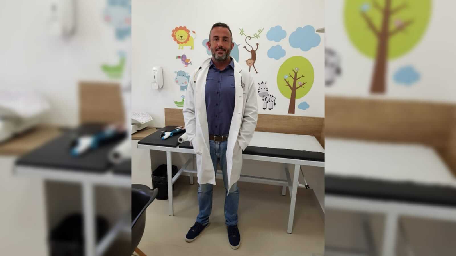 Pediatra mostrando a diferença entre asma e rinite