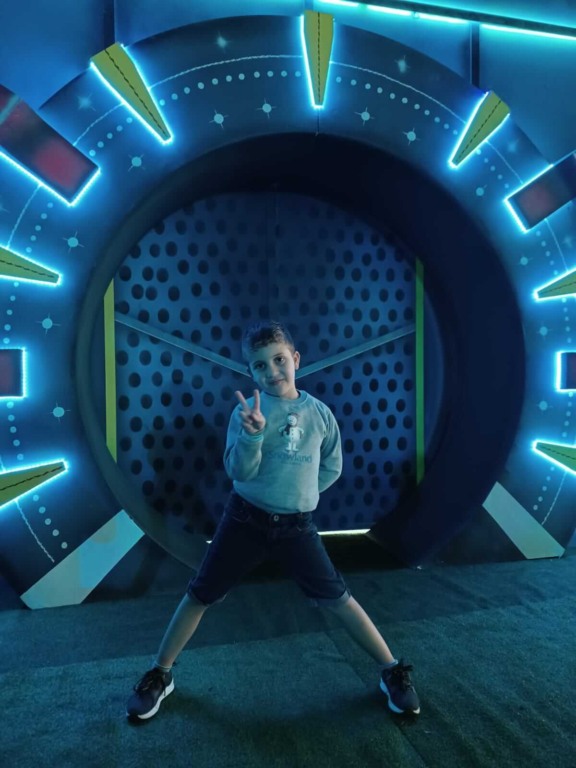 Menino em fundo azul