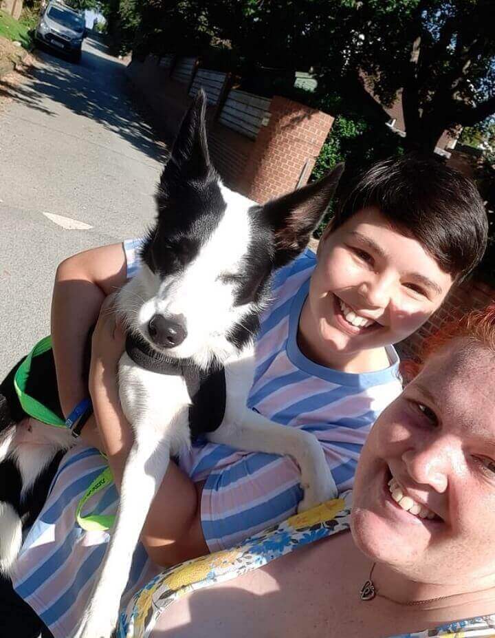 Menino e mulher segurando cachorro