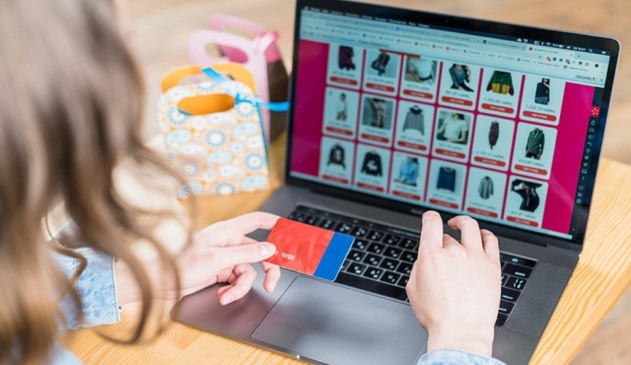 Foto de mulher comprando pela internet