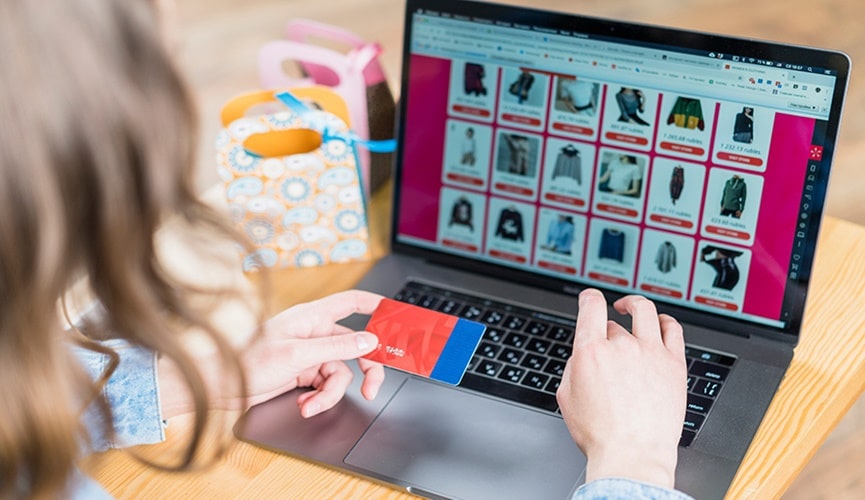 Foto de mulher comprando pela internet