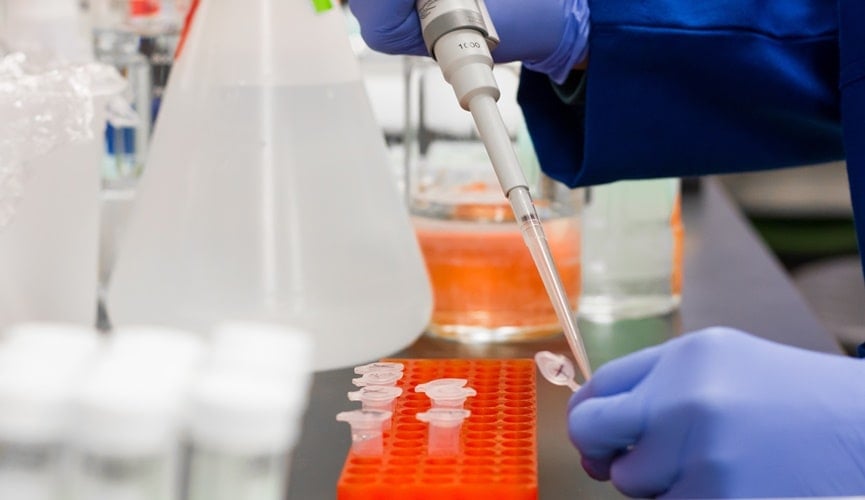 Laboratório fazendo teste em amostra de substância