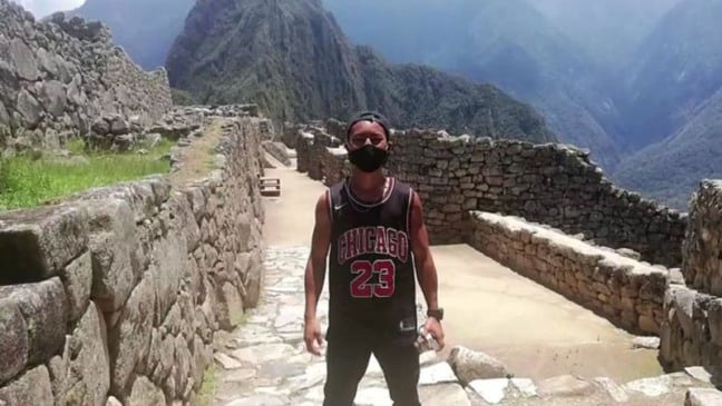 Turista visita Machu Picchu, no Peru, sozinho