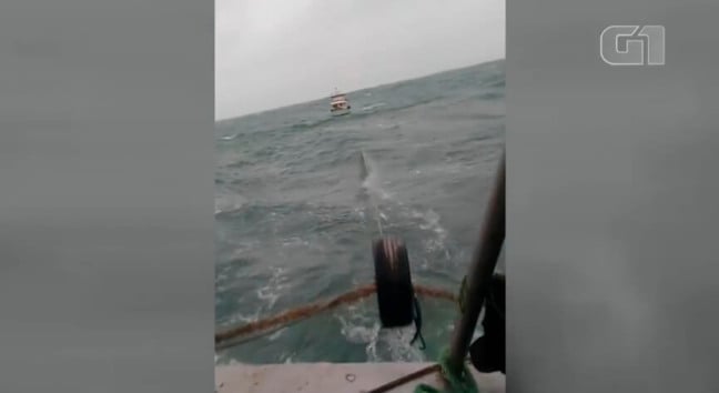 Barco sendo rebocado no mar. (Foto: Reprodução G1)