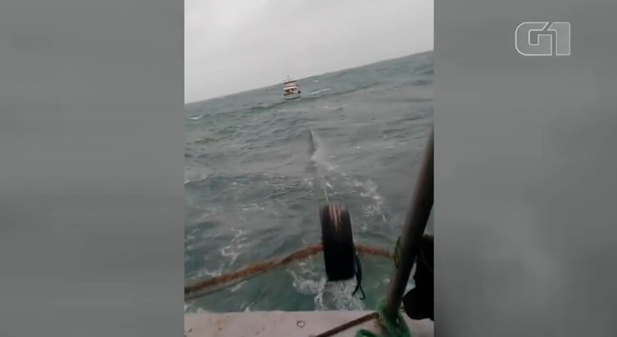 Barco sendo rebocado no mar. (Foto: Reprodução G1)