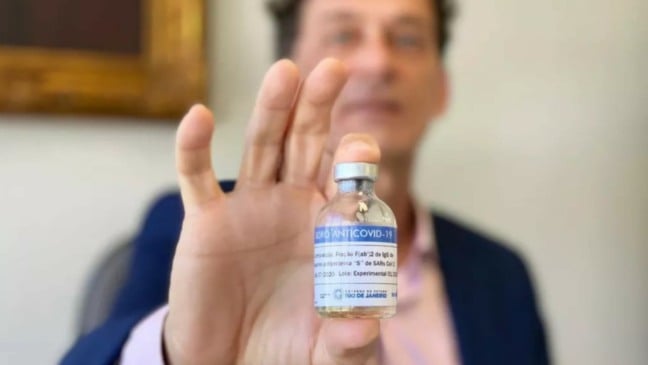 Homem segurando amostra de tratamento contra coronavírus