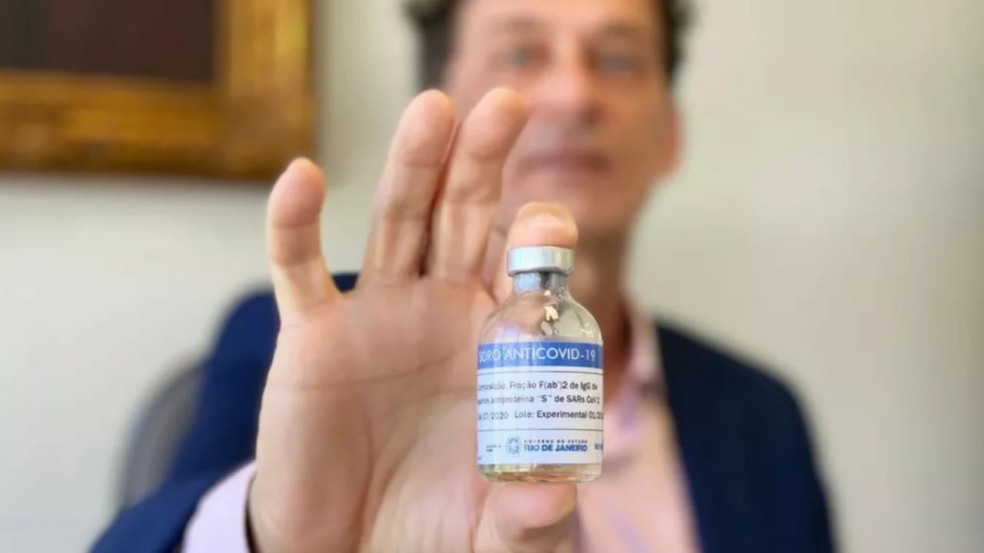 Homem segurando amostra de tratamento contra coronavírus