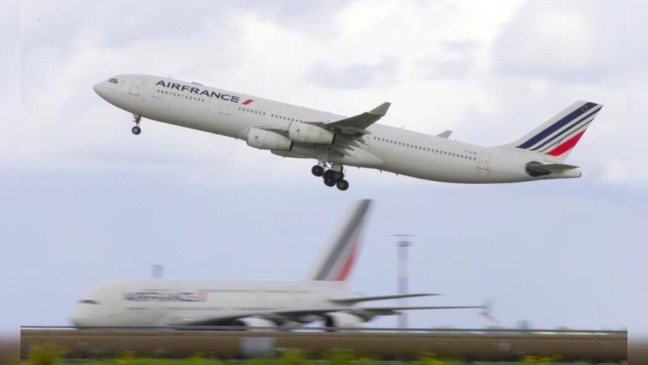 avião da Air France decolando em aeroporto