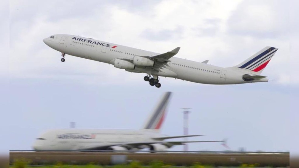 avião da Air France decolando em aeroporto