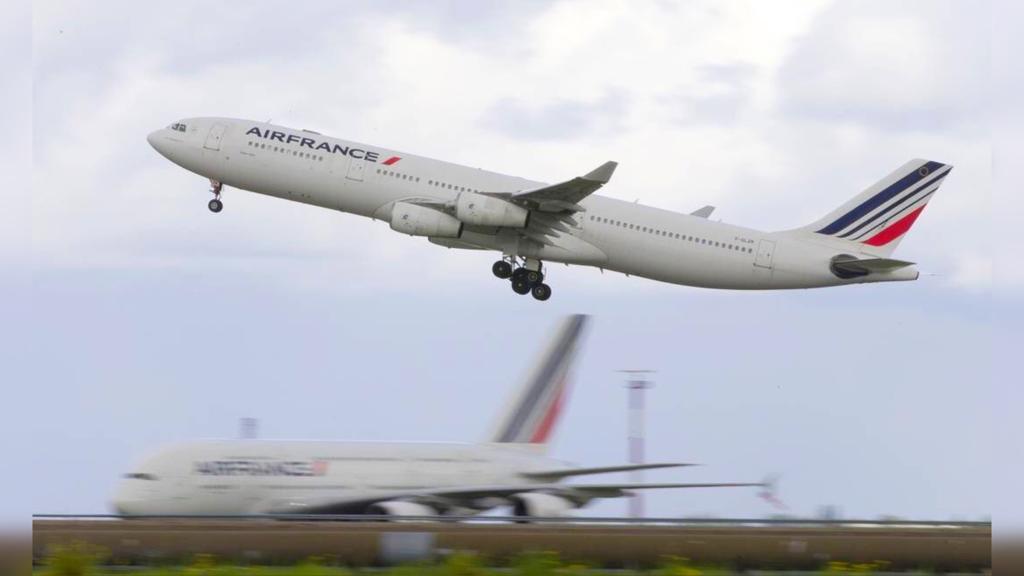 avião da Air France decolando em aeroporto
