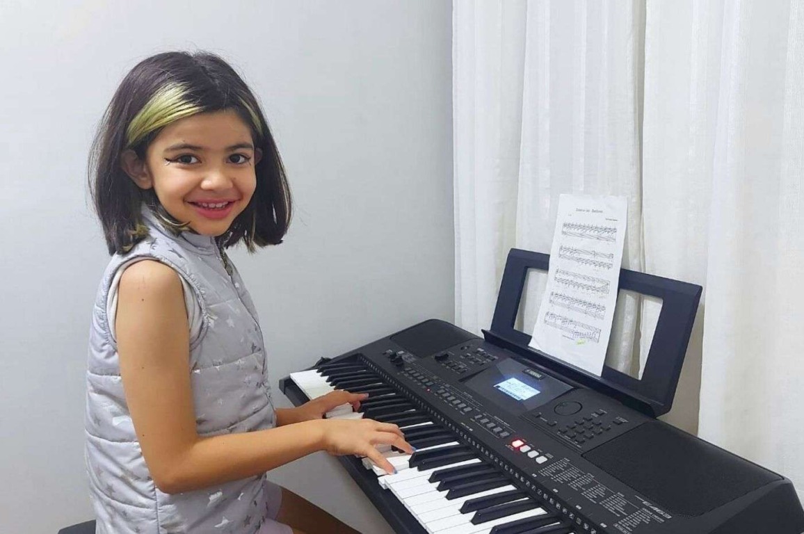 Pequena pianista, grande talento: a história da jundiaiense Laura