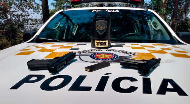 Carro roubado e arma sem documentação são apreendidos em Jundiaí. (Foto: Divulgação/Polícia Militar)