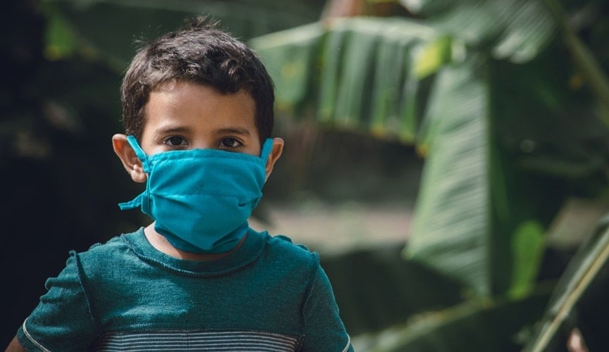 Foto de criança com máscara Foto de criança com máscara