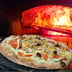 Pizza do Vesúvio, entrando no forno a lenha