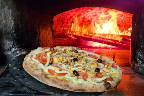 Pizza do Vesúvio, entrando no forno a lenha