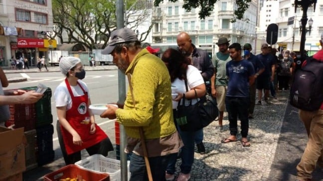 Distribuição de comida para sem-teto