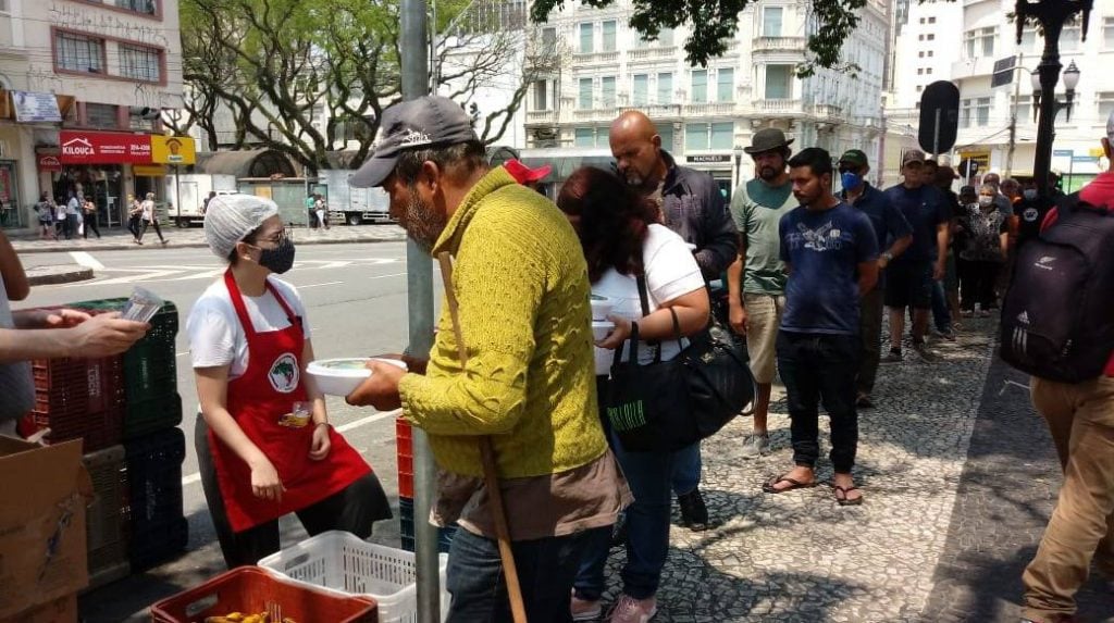 Distribuição de comida para sem-teto