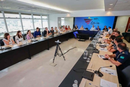 Reunião de planejamento da 40ª Festa da Uva Jundiaí, com representantes discutindo organização no Paço Municipal.