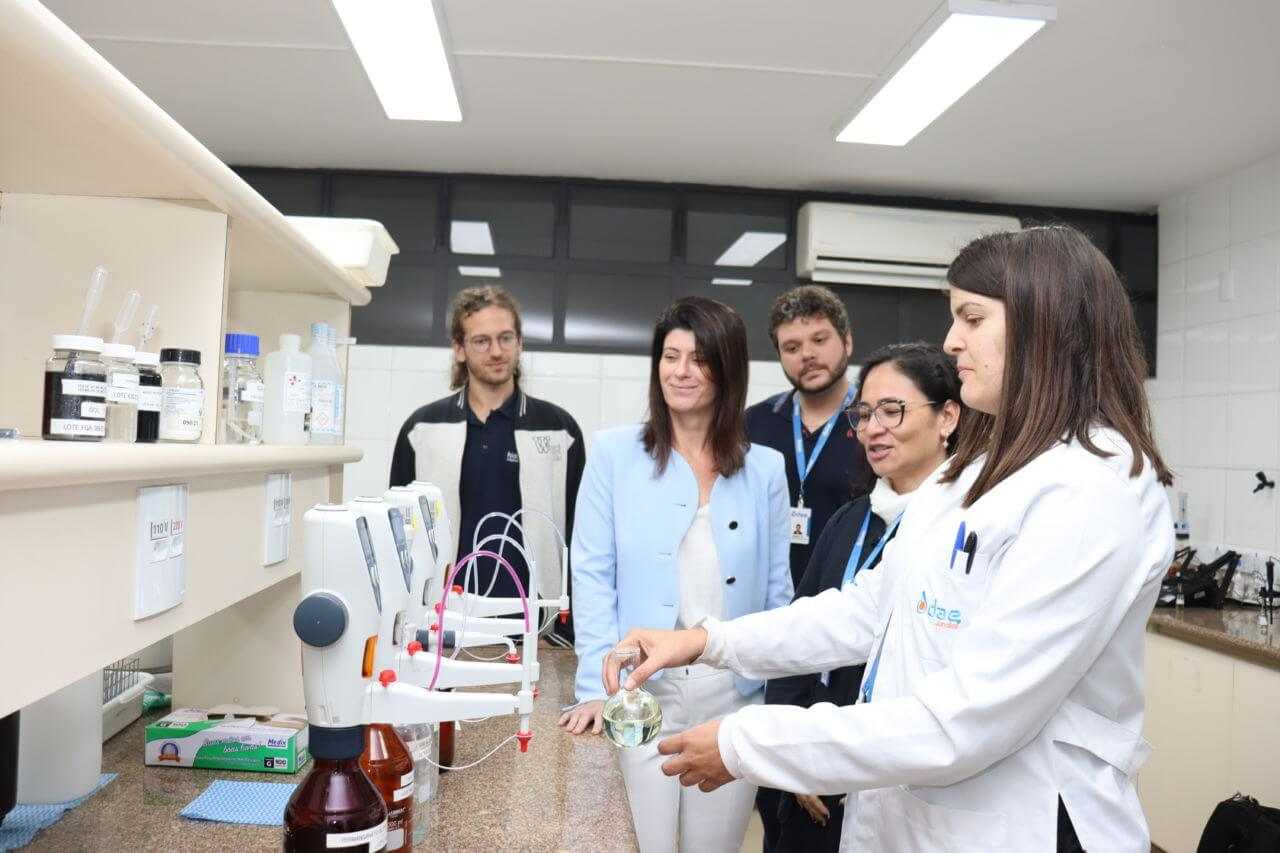 Especialista em tratamento da água, Ângela Dantas (ao centro) elogiou operação da DAE: “A DAE conta com infraestrutura adequada, qualidade da água e equipe operacional engajada”