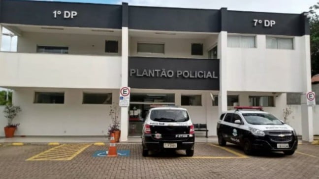 Duas viaturas estacionadas em frente ao prédio do Plantão Policial de Jundiaí Duas viaturas estacionadas em frente ao prédio do Plantão Policial de Jundiaí