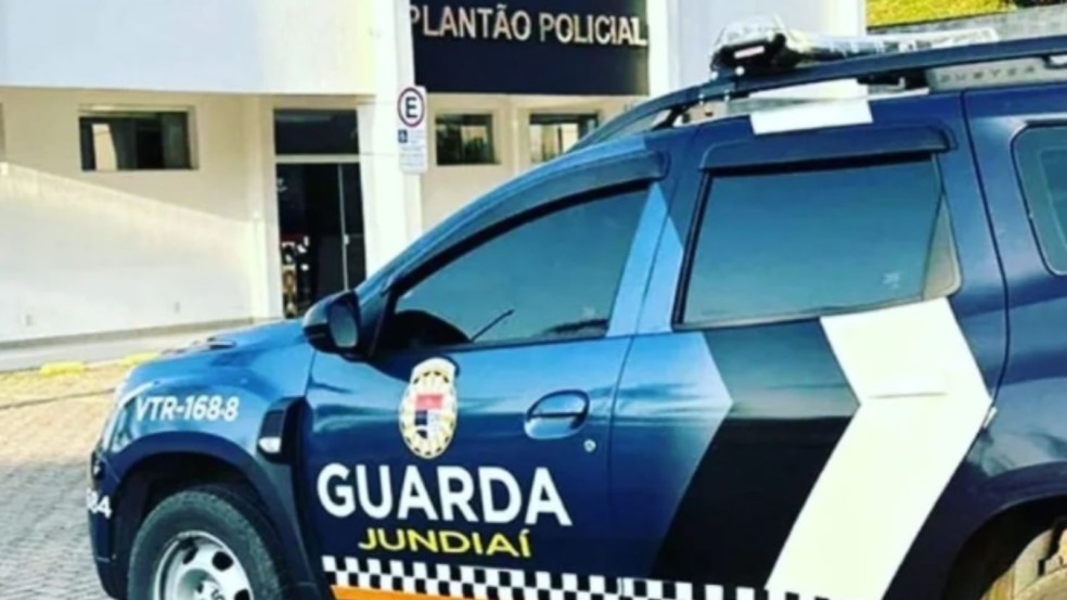 Viatura da Guarda Municipal de Jundiaí em frente ao Plantão Policial.