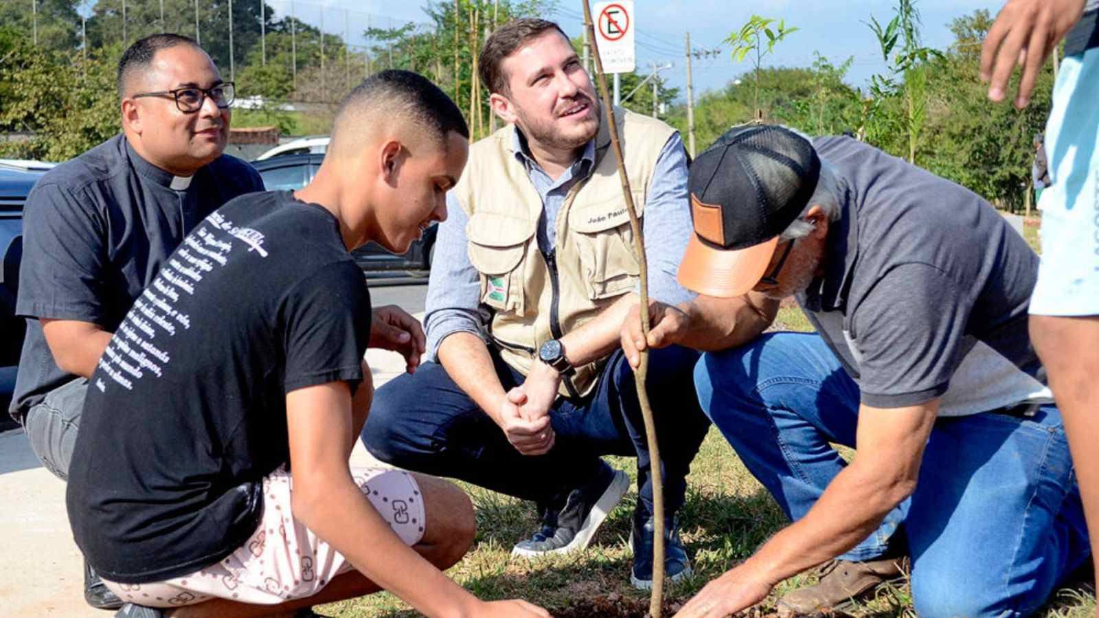 Vice-prefeito, junto de populares, plantando árvores no Parque da Família.